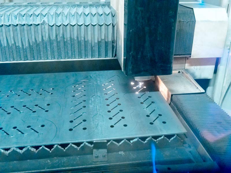 Cắt laser sử dụng tia laser trực tiếp trên bề mặt kim loại cần cắt