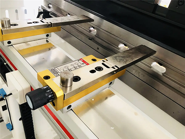 Máy chấn CNC Delem DA66T