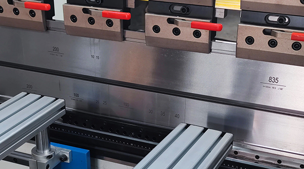 Máy chấn CNC Delem DA66T