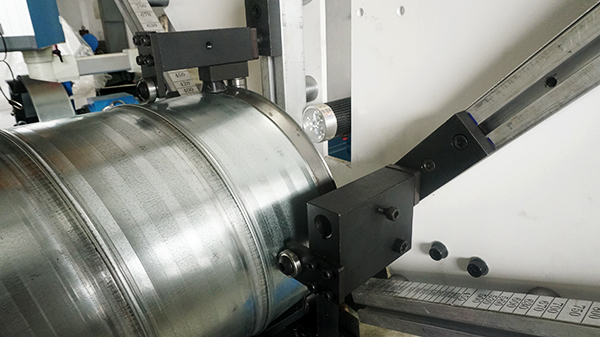 Máy chạy ống xoắn