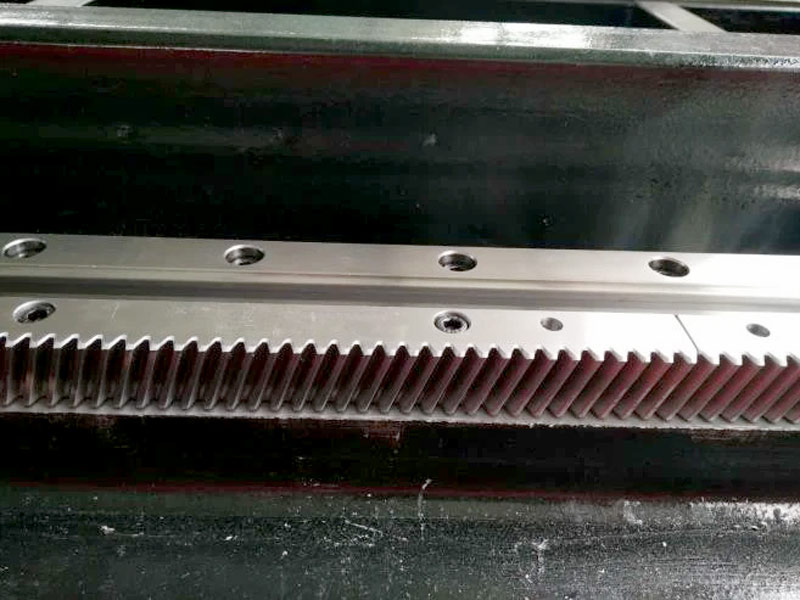 Theo dõi và điều chỉnh linh kiện cơ học của máy cắt laser 